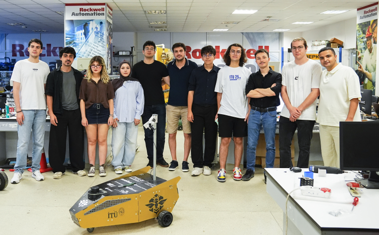 İTÜ RAKE Takımı laboratuvarda çalışırken